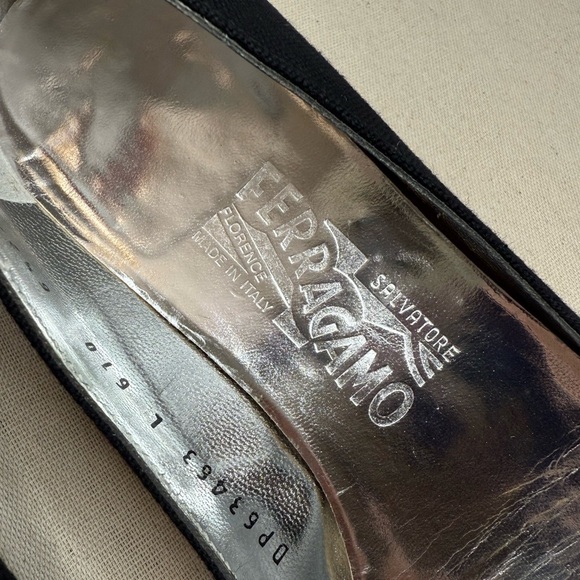 Salvatore Ferragamo Vara Flats Black Canvas 6.5 Women’s Shoes Logo Bow Patent - Picture 3 of 6